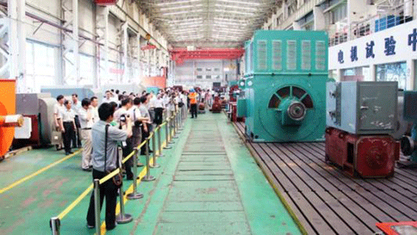 西安泰富西瑪電機成功開(kāi)發(fā)YR系列4500KW大型廢鋼鐵破碎電機。